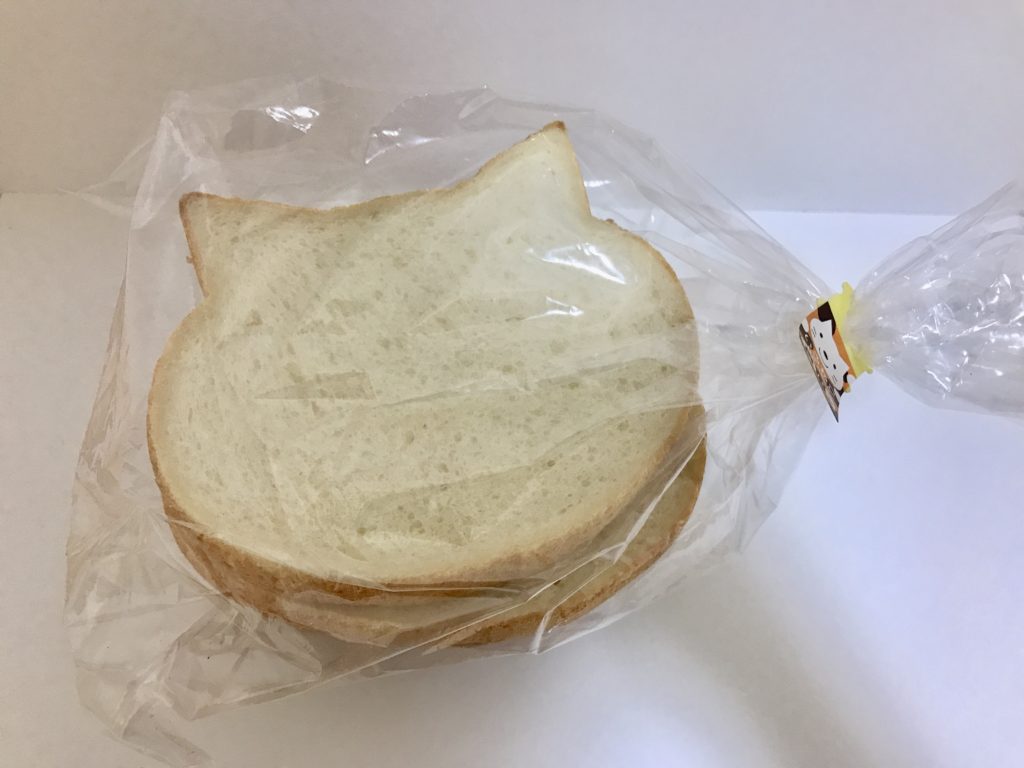 猫　食パン