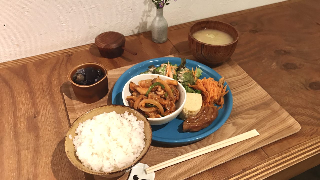 三鷹の 小箱 でほっこり美味しい定食 惣菜やおにぎりのテイクアウトも可能 きちママ